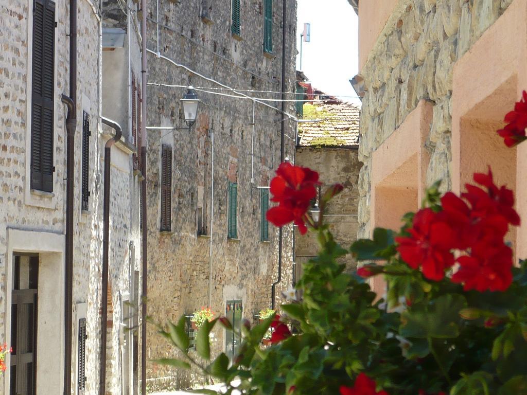 Apartamento La Casa Dei Ricordi Castino Exterior foto