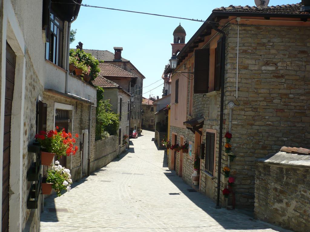 Apartamento La Casa Dei Ricordi Castino Exterior foto